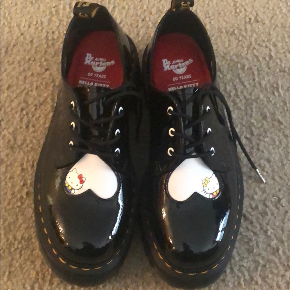 Hello Kitty x Dr Martens sz US 9/UK 10 - Brand New